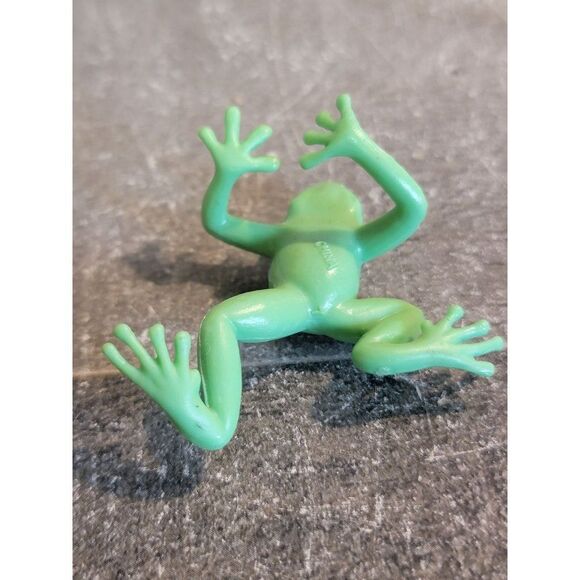 Green black stripe rainforest frog Zoo toy figure - Picture 4 of 4